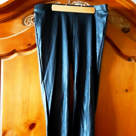 🖤Guess Faux Leather Leggings - Picture 3 of 6